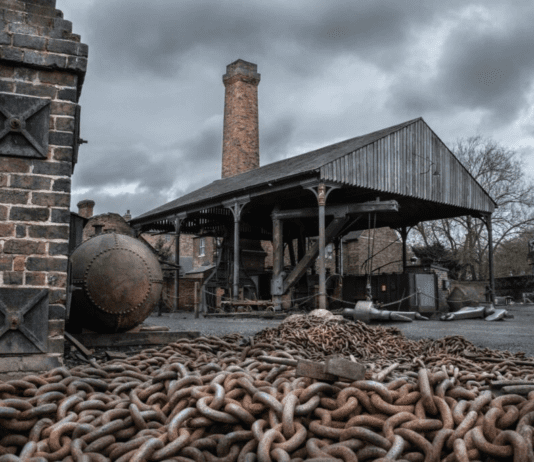 Чорна Країна: “вся місцевість темна від диму вдень і палає ночами у вогні”